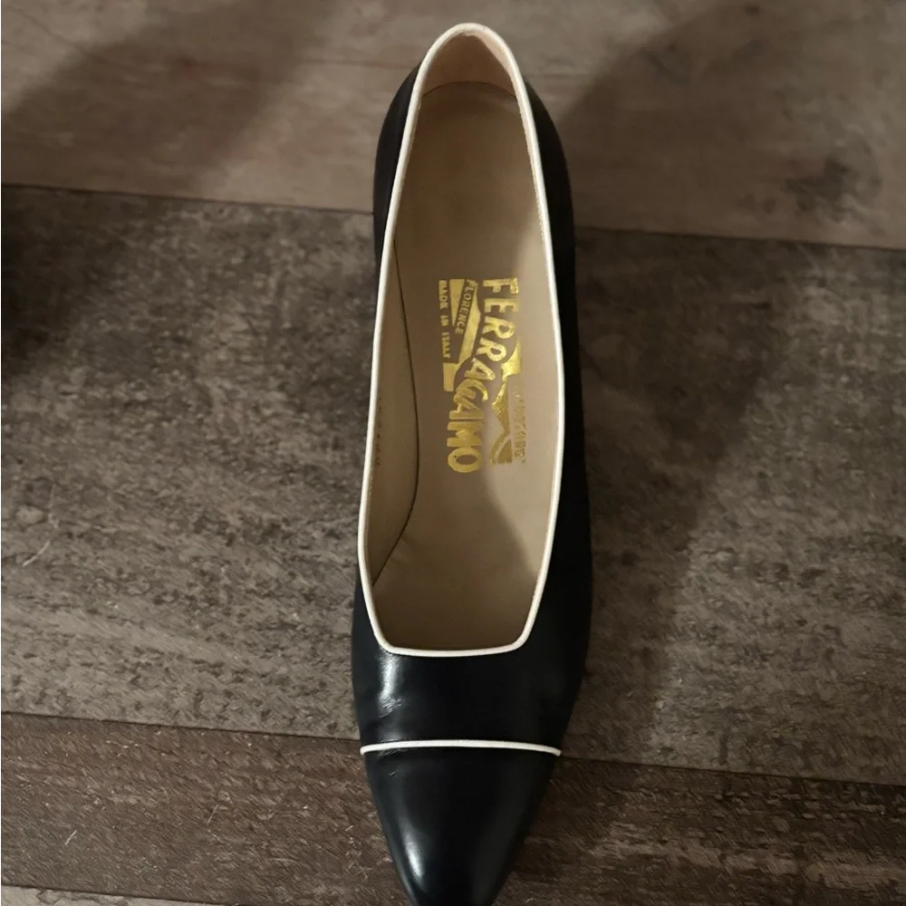 SALVATORE FERRAGAMO VTG BLACK LEATHER PUMPS WITH WHITE TRIM Size 7 - Picture 2 of 8